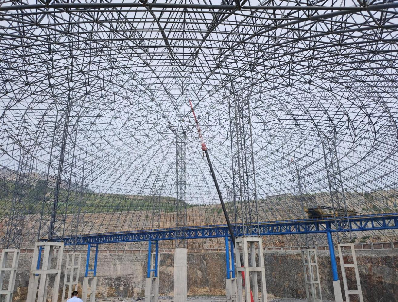 鋼結構加工源頭廠家、網架加工源頭廠家~山東華中重鋼工程案例——安陽中聯(lián)水泥石子大棚——直徑170米球殼網架